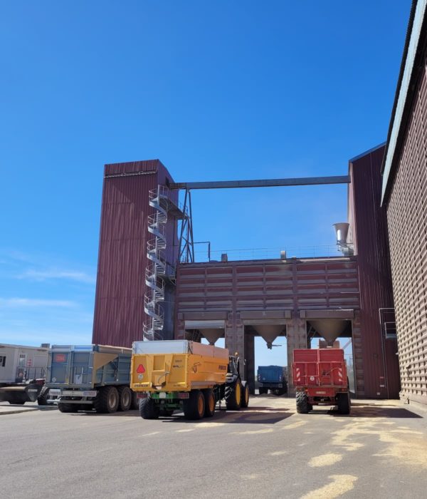 Un grand bâtiment avec des tracteurs.