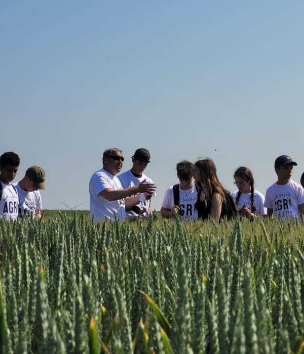 Un groupe de personnes debout dans un champ.